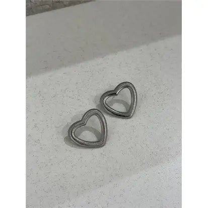 Brinco de Coração Vazado Borda Abaulada Listrada 24.8mm