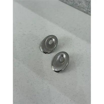 Brinco Fixo Oval em Relevo Listrado Detalhado 34.4mm